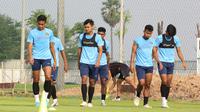 Kapten Timnas Indonesia U-22, Rizky Ridho (kiri) memimpin rekan-rekannya menjalani latihan di Visakha Training Center, Selasa (2/5/2023) pagi waktu setempat. (Bola.com/Abdul Aziz)