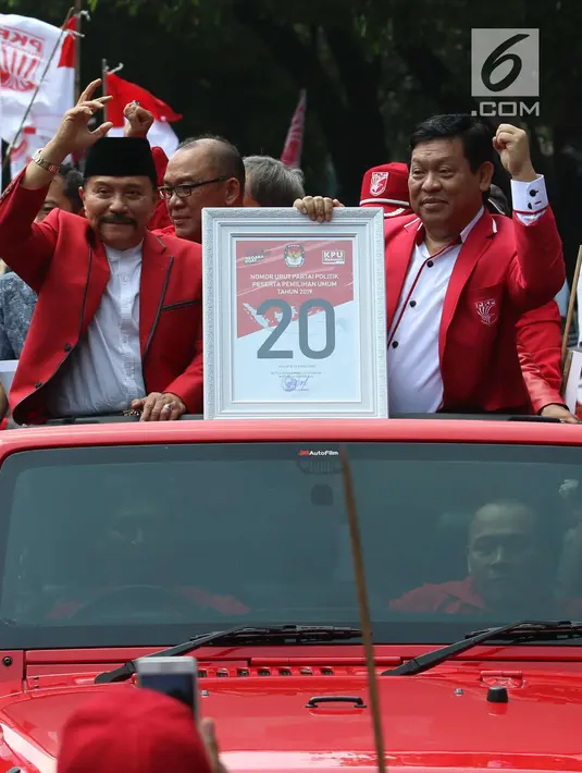 Ketua Umum PKPI AM Hendropriyono mengarak nomor urutnya dengan menggunakan mobil Jeep Rubicon seusai meninggalkan kantor KPU, Jakarta, Jumat (13/4). KPU resmi menetapkan PKPI sebagai peserta pemilu 2019 dengan nomor utut 20. (Liputan6.com/Angga Yuniar)