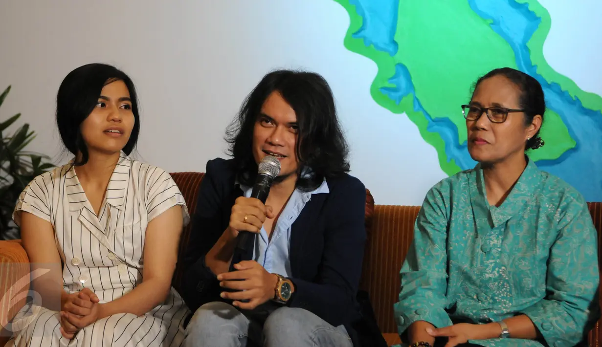 Viky Sianipar dan Maria Mayabubun (kanan) saat memberikan keterangan pers di Toba Dream, Jakarta, Jumat (12/8). Viky Sianipar dan rekan-rekannya akan merilis album Not For Sale bertemakan Toba World. (Liputan6.com/Helmi Afandi)