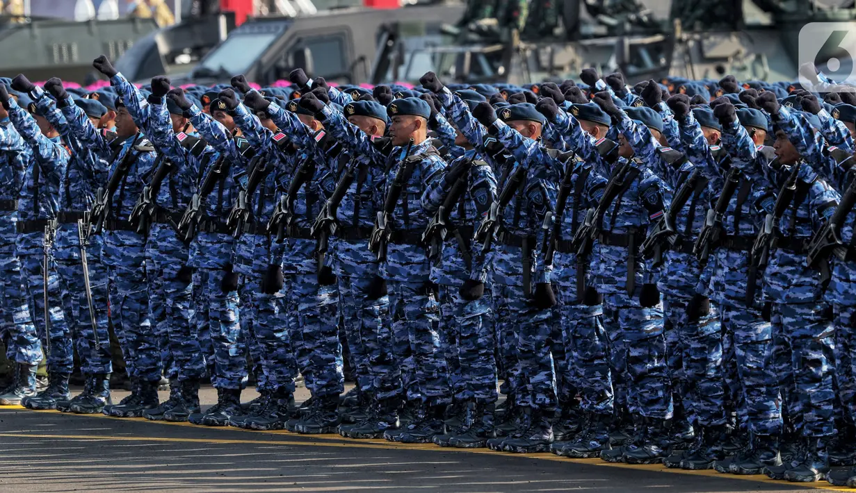 Prajurit saat mengikuti parade upacara peringatan HUT ke-74 TNI di Taxy Way Echo Lanud Halim Perdanakusuma, Jakarta Timur, Sabtu (5/10/2019). HUT ke-74 TNI mengangkat tema 'TNI Profesional Kebanggaan Rakyat'. (Liputan6.com/JohanTallo)