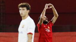 Pemain Barcelona, Lamine Yamal, terjatuh saat berusaha melewati pemain Real Mallorca pada laga pekan ke-7 La Liga 2023/2024, di Stadion Mallorca Son Moix Rabu (27/9/2023). Kedua tim bermain sama kuat 2-2. (AP Photo/Francisco Ubilla)