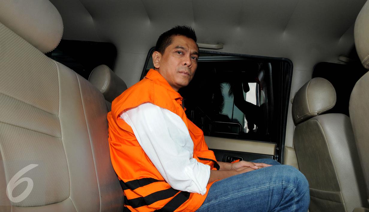 Ketua Komisi D DPRD DKI Jakarta, Mohamad Sanusi di dalam mobil usai diperiksa sebagai tersangka TPPU di KPK, Jakarta, Kamis (14/7). Ini adalah pemeriksaan perdana Sanusi diperiksa sebagai tersangka TPPU. (Liputan6.com/Helmi Afandi)