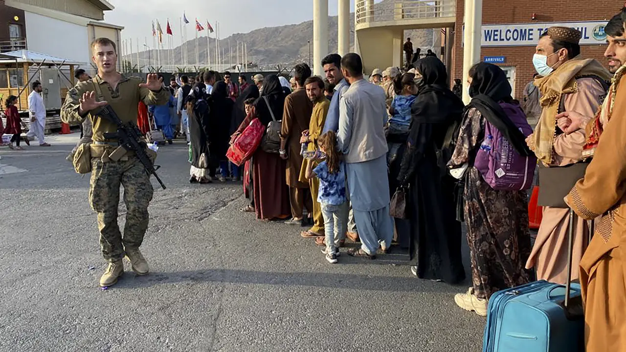 Antrean Warga Afghanistan untuk Kabur dengan Pesawat AS