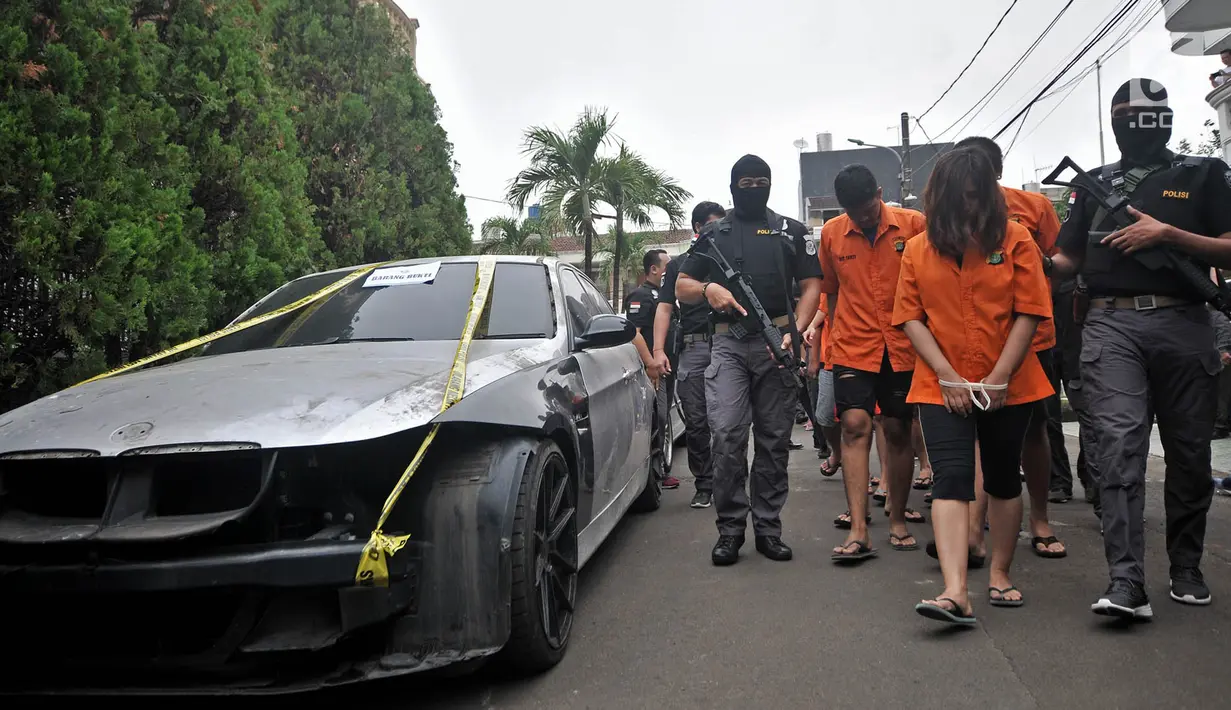 Polisi menggiring sejumlah tersangka kasus pembuatan liquid vape narkoba di Kelapa Gading, Jakarta, Kamis (8/11). Penangkapan kelima tersangka dilakukan pada 17 Oktober hingga 2 November 2018. (Merdeka.com/Iqbal Nugroho)