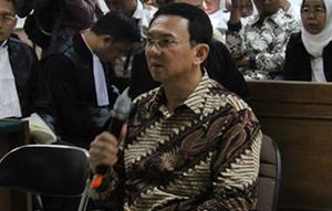 Batik parang seling nogo yang dikenakan Ahok ditawar Rp100 juta. (dok. Screenshot BenihBaik.com/Dinny Mutiah)