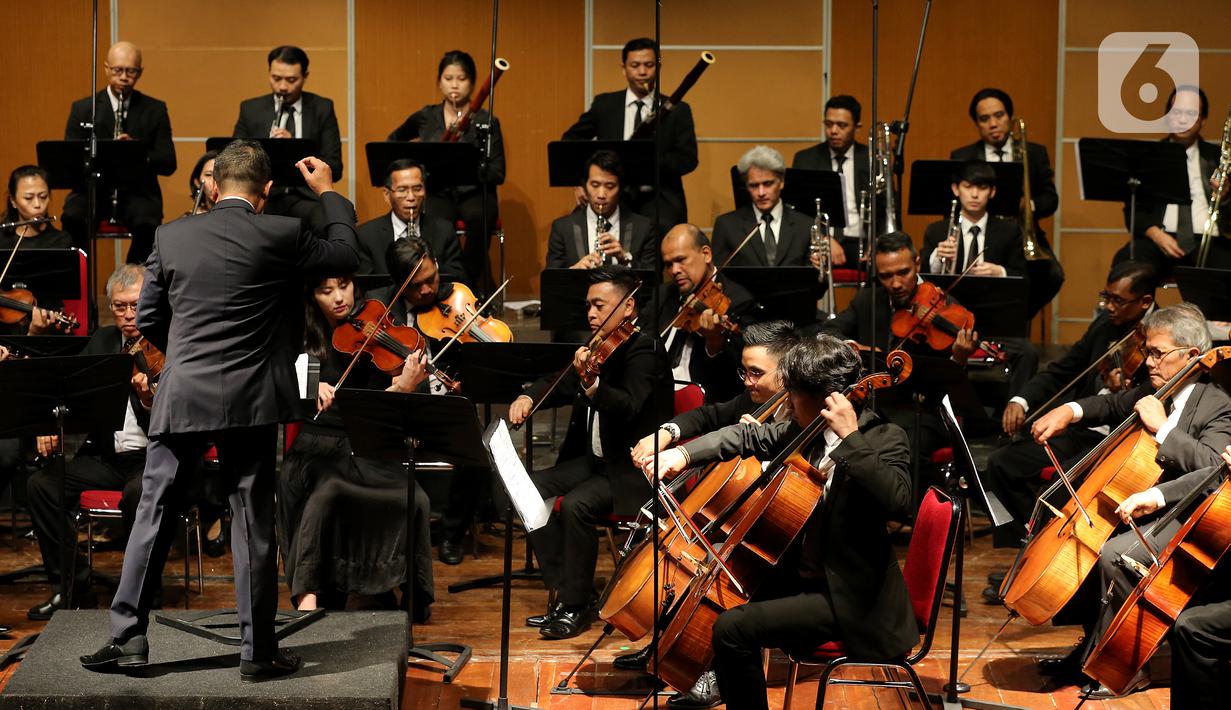 Sebuah konser klasik Love, God, and My Home dipersembahkan Jakarta Concert Orchestra (JCO) tampil di Usmar Ismail Hall, Jakarta, Miggu (6/10/2019). Orkestra dengan konduktor Avip Priatna dan didukung Galeri Indonesia Kaya membawakan repertoar lintas zaman dan lintas gaya. (Liputan6.com/Fery Pradolo)