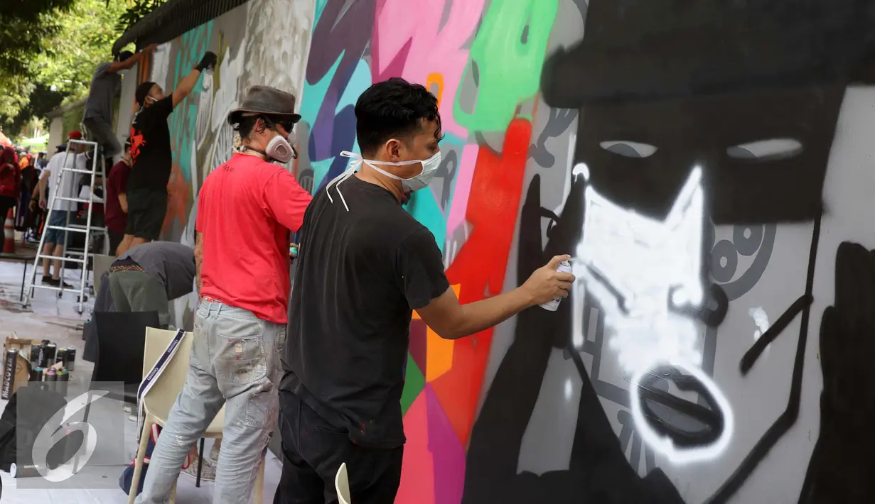 Seniman grafiti menyelesaikan karyanya selama festival Off The Wall di Kawasan Thamrin, Jakarta, Minggu (6/11). Gelaran ini memberikan perspektif baru terhadap seni urban sekaligus memperkenalkan para seniman Grafitti. (Liputan6.com/Gempur M. Surya)