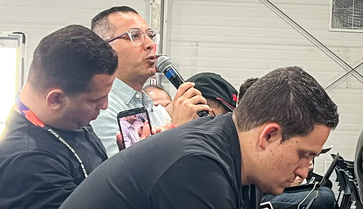 Tidak ada sambutan panjang ataupun kalimat pembuka pada konferensi pers. Sesi langsung memasuki agenda tanya jawab dari para jurnalis. (Bola.com/Hery Kurniawan/Adv/Powerade)