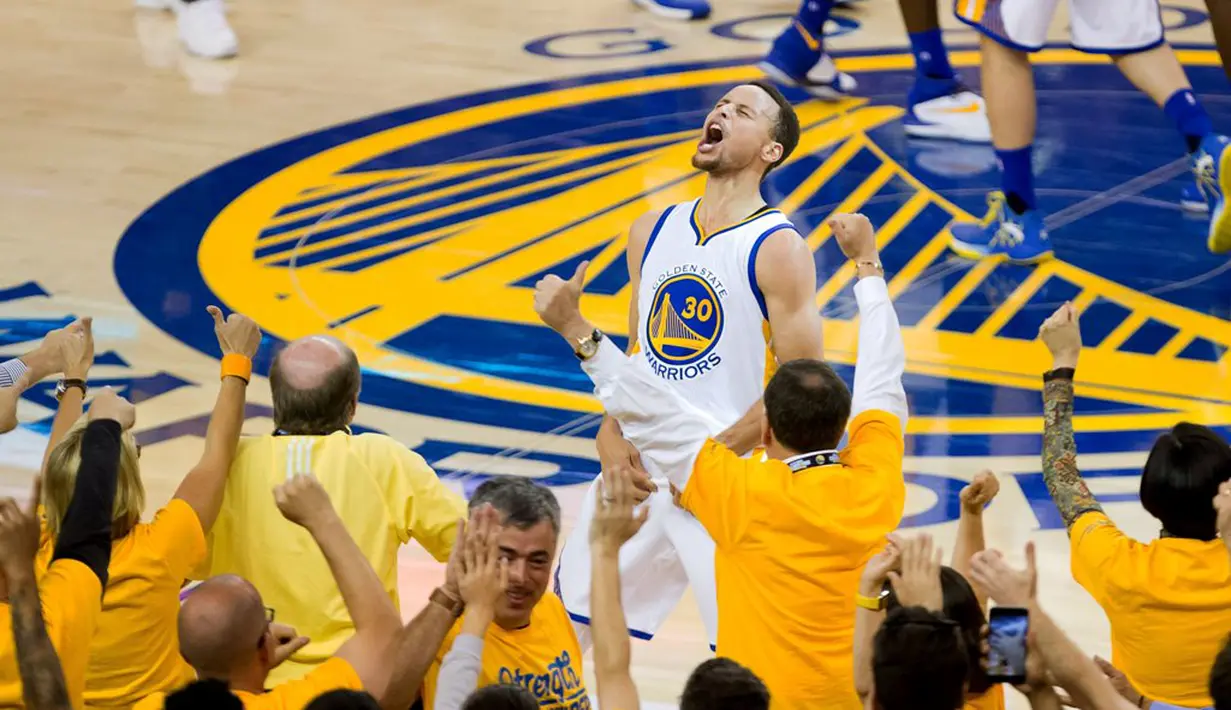 Ekspresi pemain Golden State Warriors, Stephen Curry, saat merayakan kemenangan atas Oklahoma City Thunder dalam gim ke-7 final NBA Wilayah Barat di Oracle Arena, Oakland, AS, (30/5/2016). (Reuters/Kelley L Cox-USA TODAY Sports)