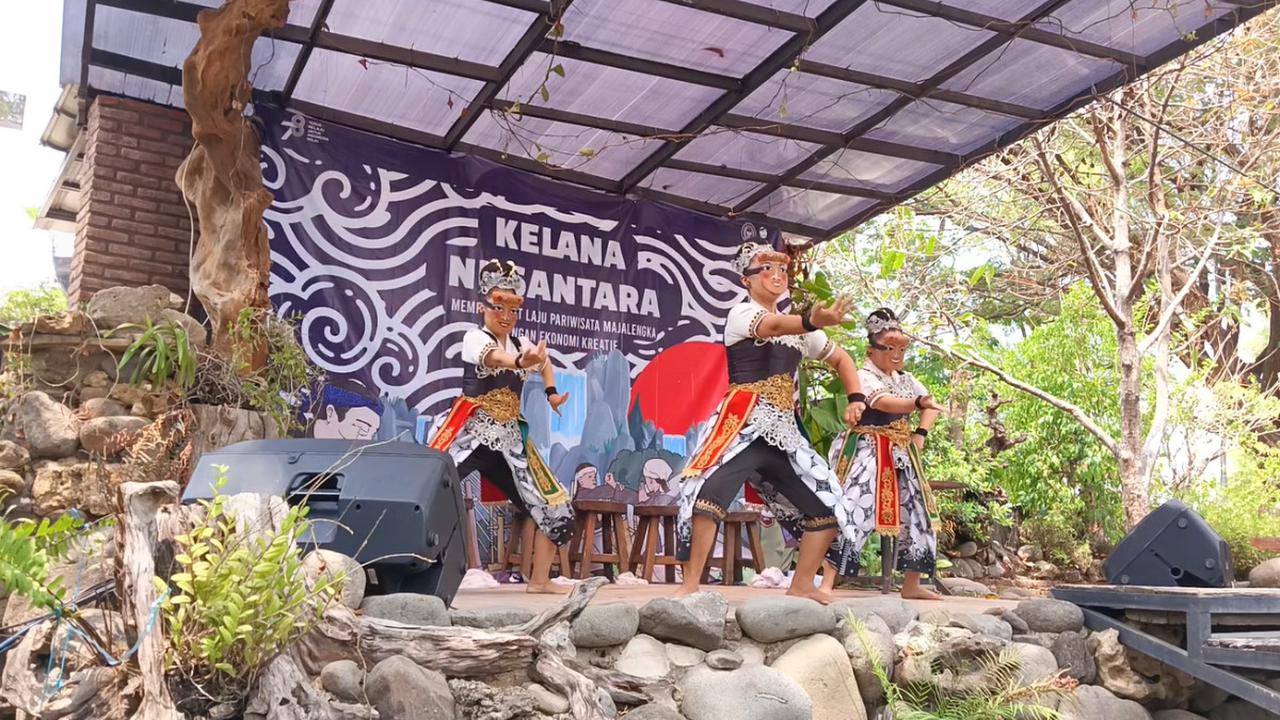 Diciptakan oleh Pasangan Seniman Majalengka.