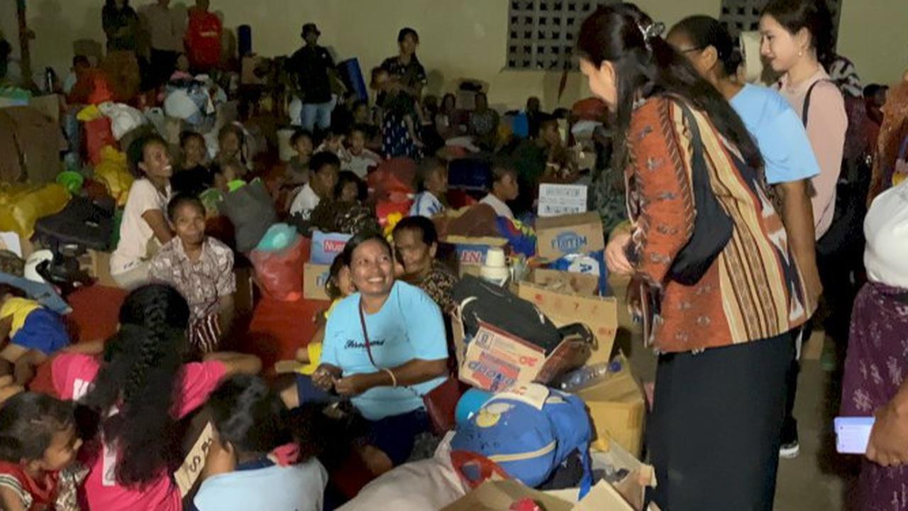 Tanpa Makeup & Berpakaian Sederhana, Potret Istri Jenderal Main Bareng Anak Pengungsi Erupsi Lewotobi Laki-Laki