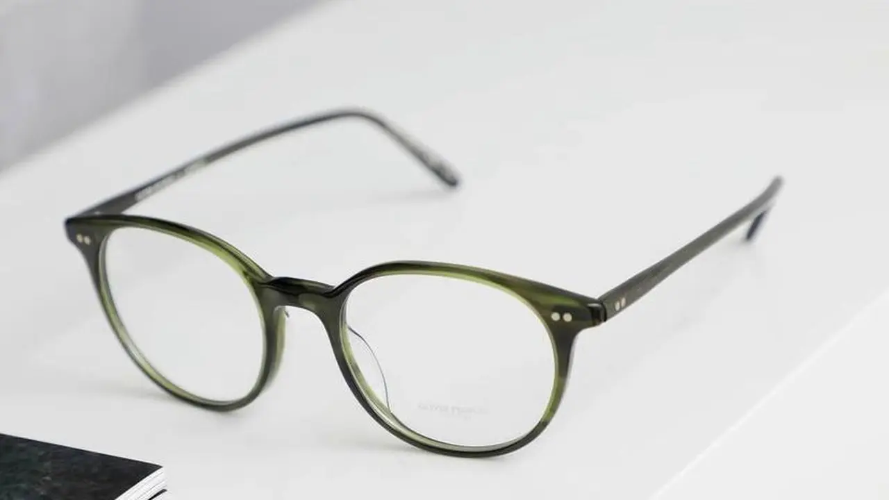 Untuk membantu masyarakat Indonesia khususunya anak-anak OPTIK SEIS melakukan CSR berupa pemeriksaan mata dan pemberian kaca mata gratis bersama Cinta Laura.