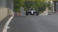 Aksi pebalap Mercedes GP, Nico Rosberg, di Sirkuit Baku pada sesi latihan bebas pertama F1 GP Baku, Jumat (17/6/2016). (Bola.com/Twitter/F1)