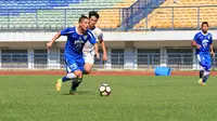 Kim Jeffrey Kurniawan ikut dimainkan saat Persib beruji coba melawan Persib U-19 di Stadion GBLA, Kamis (25/5/2017). (Bola.com/Erwin Snaz)