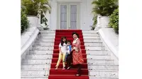 Beberapa protret yang bisa merekam momen Ani Yudhoyono sedang `ngemong` cucu-cucunya