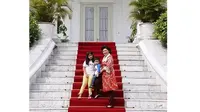 Gaya Ani Yudhoyono Saat Ngemong Cucu