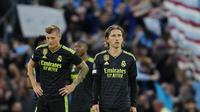 Pemain Real Madrid Luka Modric dan Toni Kroos dari Real Madrid dalam pertandingan leg kedua semifinal Liga Champions melawan Manchester City di Etihad Stadium, Kamis (17/5/2023) dini hari WIB. Real Madrid&nbsp;dibantai Manchester City 0-4 sehingga kalah agregat 1-5 dan tersingkir dari Liga Champions. (AP Photo/Jon Super)