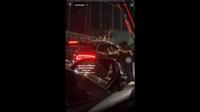 Tangkapan layar video yang memperlihatkan aksi brutal pengendara mobil di kawasan SCBD, Jakarta Selatan. (Istimewa)