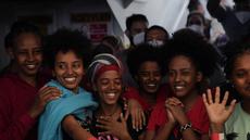 Migran di geladak kapal penjaga pantai LSM Open Arms Spanyol tersenyum setelah pengumuman dari kru Open Arms bahwa Italia telah memberikan akses kapal untuk berlabuh di pelabuhan setelah operasi penyelamatan di zona perairan internasional di laut Mediterania, Rabu, 9 September. 21 Oktober 2022. Lebih dari empat ratus migran dari Mesir, Suriah, Pakistan, Bangladesh, Eritrea, Sudan, Ethiopia, Somalia, diselamatkan oleh anggota awak LSM Open Arms. (AP/Petros Karadjias)