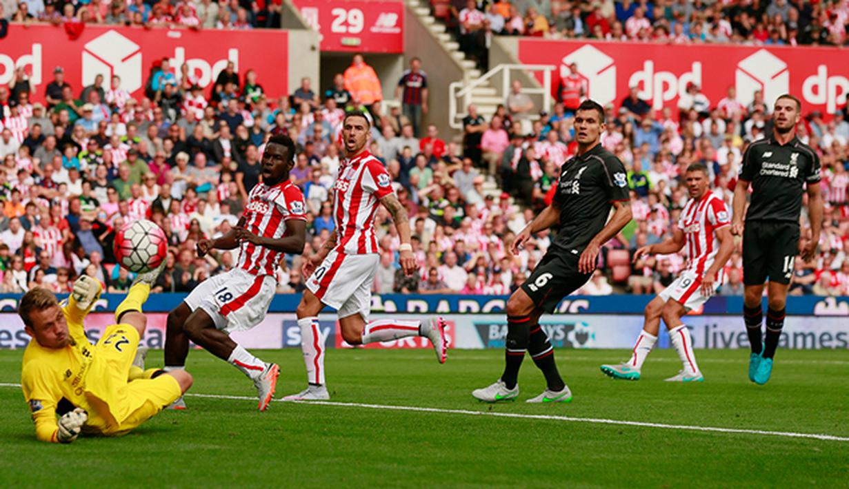 Kiper Liverpool, Simon Mignolet mengamankan bola yang ditendang oleh pemain Stoke, Mame Biram pada laga Liga Premier Inggris di Britannia Stadium, Inggris, Minggu (9/8/2015). Stoke kalah 0-1 dari Liverpool. (Action Images via Reuters/Jason Cairnduff) 