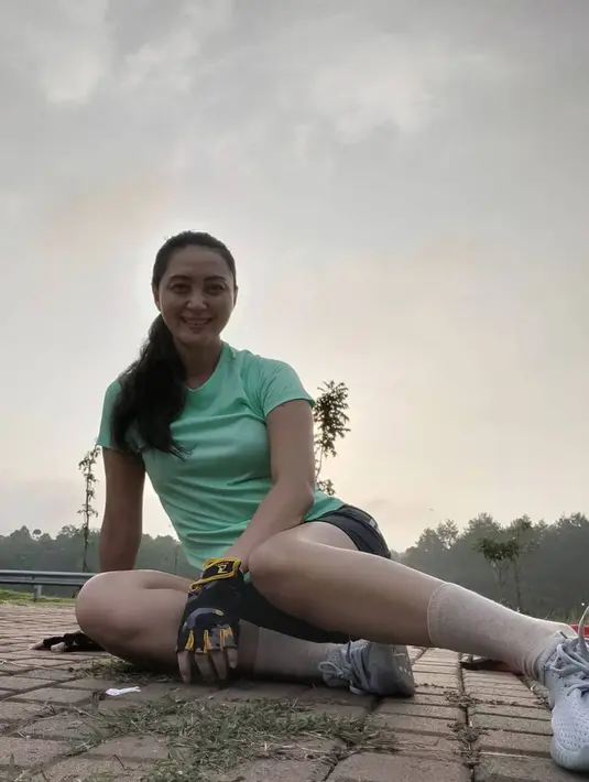 <p>Lihat deh potret Della Puspita dengan kaus oblong polos dan wajah tanpa makeup. Tetap cantik ya? (FOTO: instagram.com/dellapuspita00/)</p>