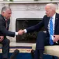 Pertemuan Presiden AS Joe Biden dengan Raja Abdullah II dari Yordania di Gedung Putih pada Senin (19/7/2021). (Photo credit: Saul Loeb /AFP)