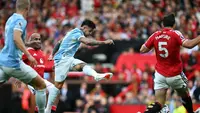 Gelandang Manchester City asal Argentina #17, Enzo Fernandezm menembak tetapi gagal mencetak gol selama pertandingan Liga Inggris antara Manchester United dan Manchester City di Old Trafford di Manchester, barat laut Inggris, pada 13 September 2026. (Paul ELLIS/AFP)