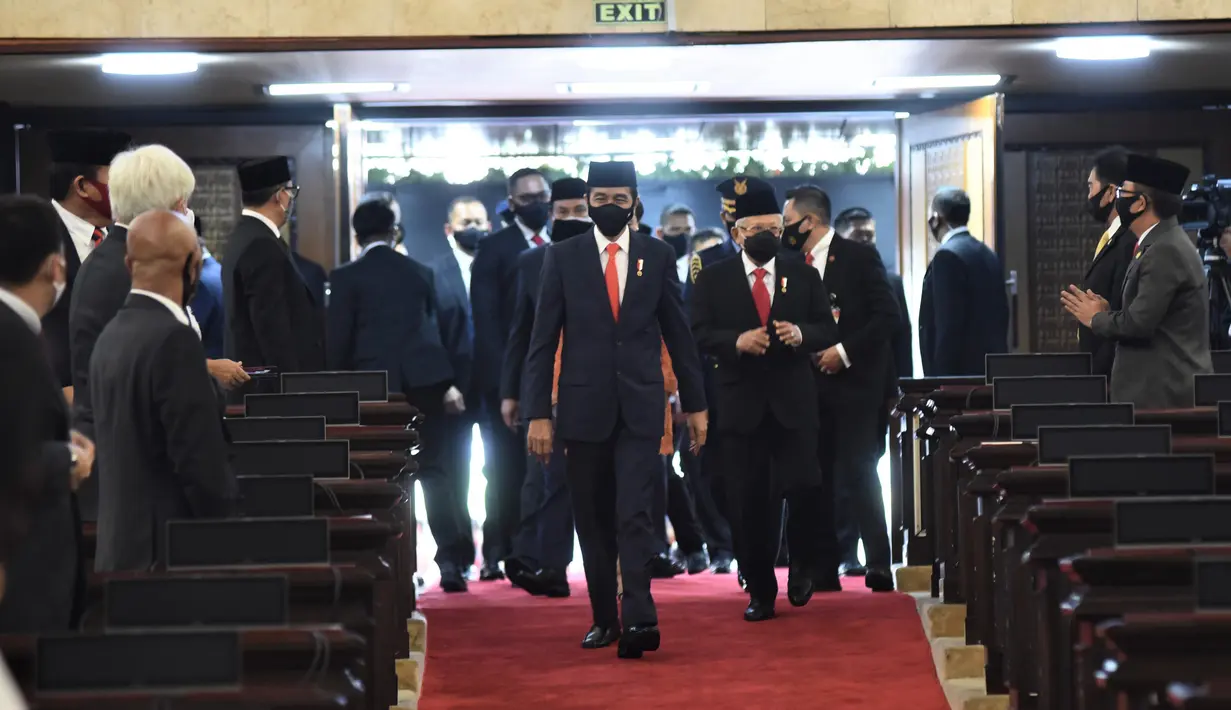 Presiden Joko Widodo dan Wakil Presiden Ma'ruf Amin tiba di lokasi pembukaan masa persidangan I DPR tahun 2020-2021 di Kompleks Parlemen, Jakarta, Jumat (14/8/2020). Pembukaan masa persidangan I ini dalam rangka penyampaian pidato Presiden RI mengenai RUU APBN 2021. (Pool/Biro Pemberitaan Parlemen)