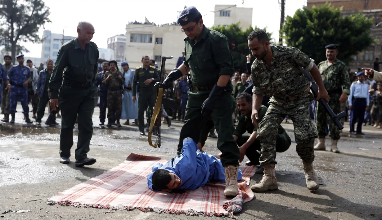 Pasukan keamanan bersiap mengeksekusi pria bernama Hussein al-Saket 22 tahun akibat memperkosa dan membunuh seorang gadis berusia empat tahun di alun-alun Tahrir, Ibu Kota Sanaa, Yaman (14/8). (AFP Photo/Mohammed Huwais)