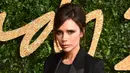 Victoria Beckham memilih tampilan maskulin dalam balutan tuksedo saat menghadiri British Fashion Awards, di London, Senin (23/11). (dailymail.co.uk)