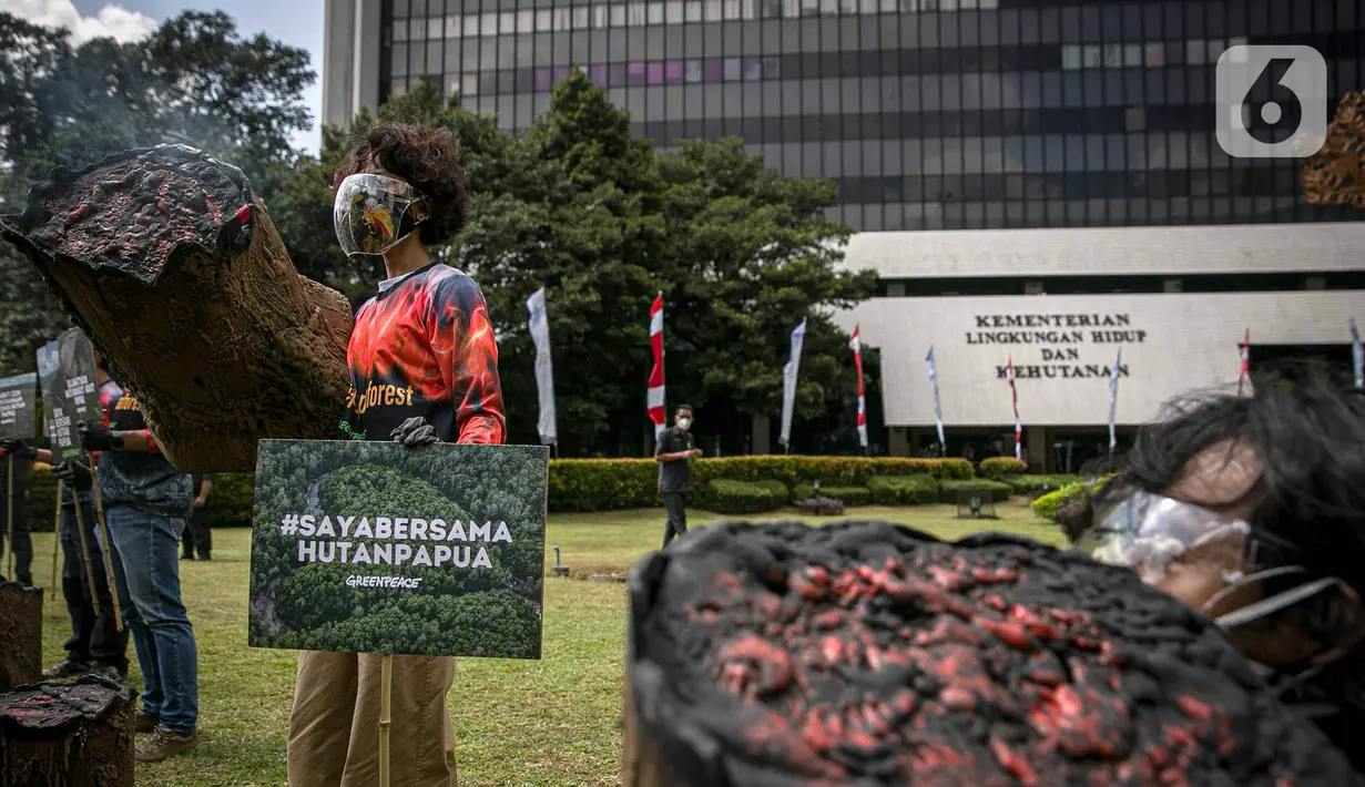 Sejumlah orang yang tergabung dalam Greenpeace menggelar aksi di Kementerian LHK, Jakarta, Kamis (8/4/2021). Mereka menentang rencanan perusakan Hutan Papua yang masih ada di dalam areal perkebunan yang belum dirusak bisa dikembalikan kepada masyarakat adat Papua. (Liputan6.com/Faizal Fanani)