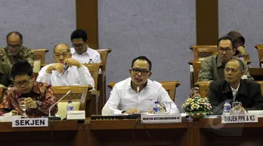 Menakertrans, Hanif Dhakiri (tengah) bersama Sekjen Kemenakertrans Abdul Wahab Bangkona menghadiri Rapat Kerja dengan Komisi IX di Kompleks Parlemen Senayan, Jakarta, Selasa (26/5/2015). (Liputan6.com/Helmi Afandi)