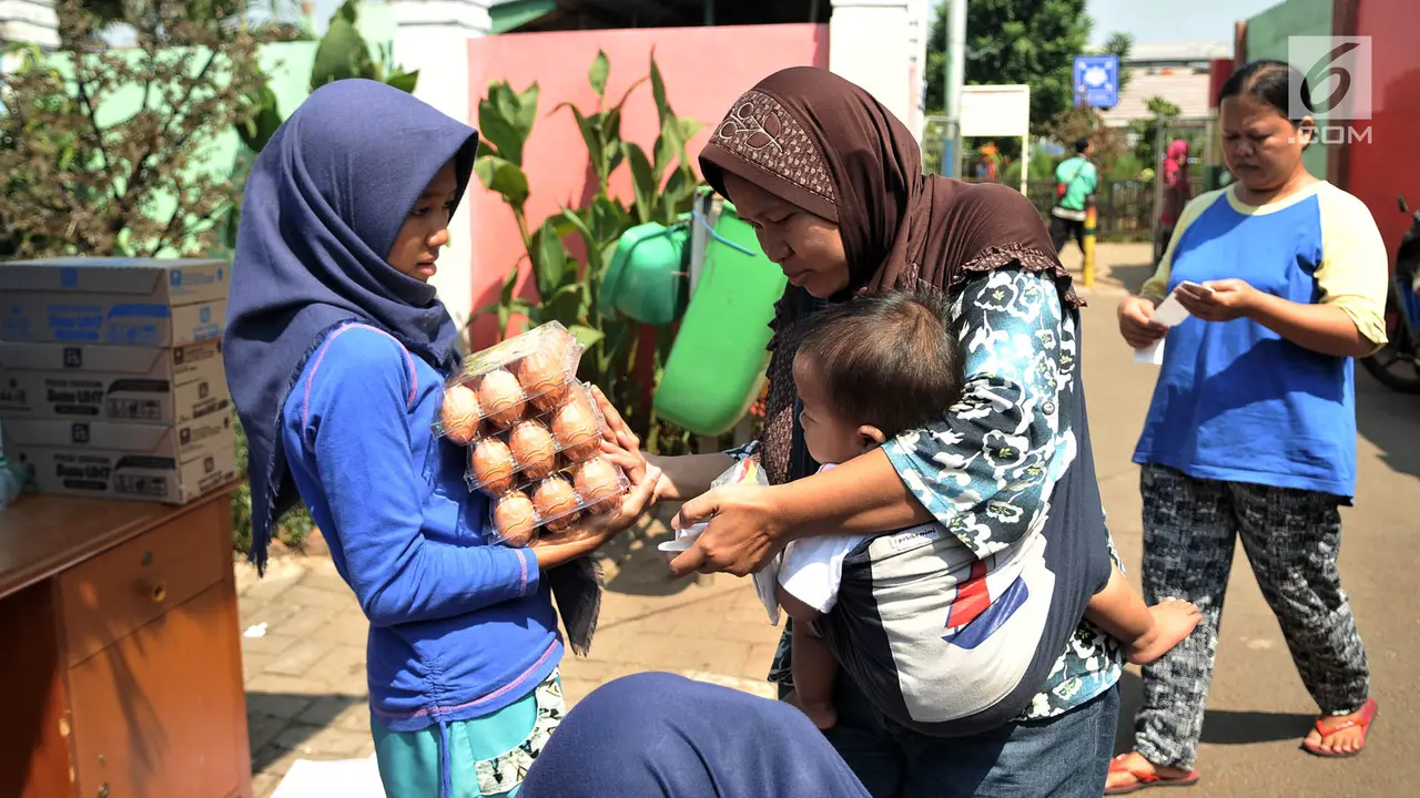 Warga DKI Pemegang KJP Serbu Pasar Murah