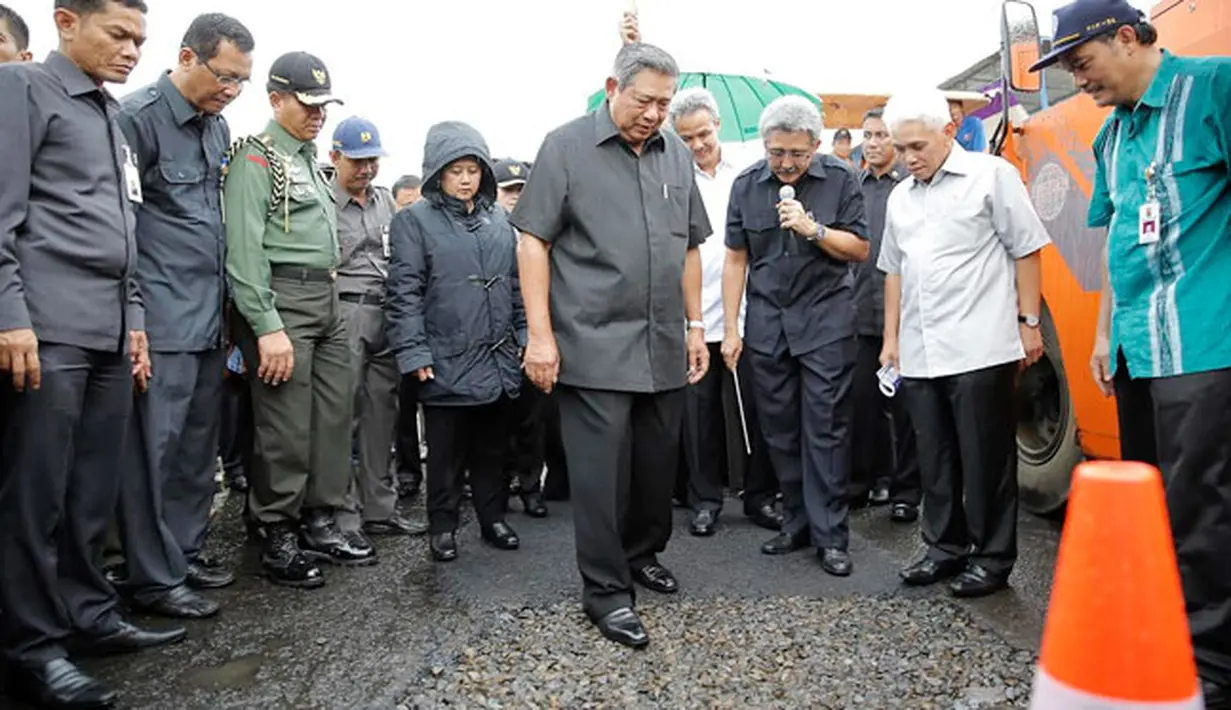 Wakil Menteri Pekerjaan Umum, Hermanto Dardak tampak sedang memberikan penjelasan pada SBY terkait perbaikan jalan yang sedang berlangsung (Rumgapres/ Abror Riski)