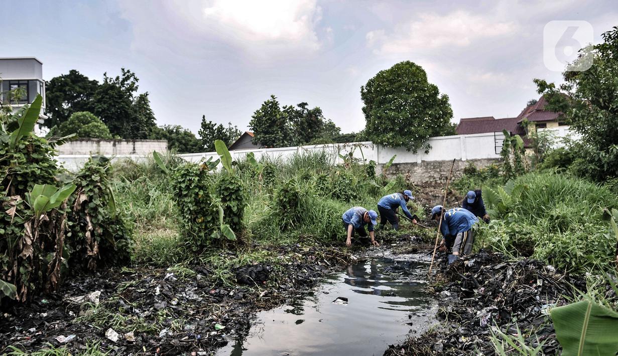 Petugas dari Dinas Sumber Daya Air membabat tanaman liar saat pembuatan Waduk Pilar Jati di Jalan Wirajasa, Cipinang Melayu, Jakarta Timur, Selasa (22/9/2020). Waduk tersebut dibuat di atas lahan Pemprov DKI seluas 7.128 meter persegi dengan kedalaman 9 meter tersebut. (merdeka.com/Iqbal Nugroho)