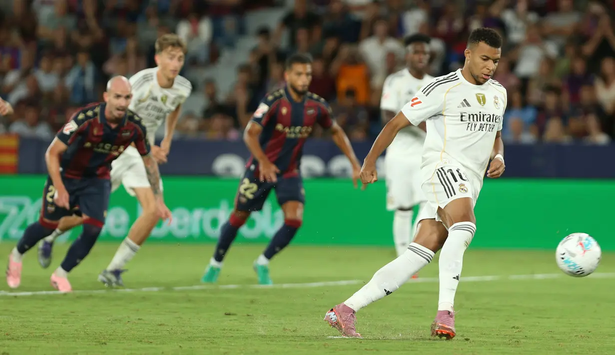 Mbappe sukses mencetak dua gol pada menit ke-64 melalui tendangan penalti dan menit ke-66 setelah menerima umpan terobos dari Arda Güler. (AP Photo//Alberto Saiz)