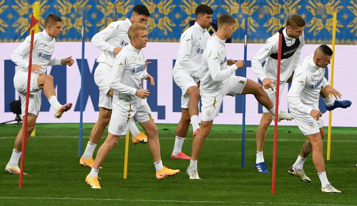 Para pemain Ukraina mengikuti sesi latihan di stadion Olympiyskiy di Kiev (12/10/2020). Ukraina akan bertanding melawan Spanyol dalam lanjutan UEFA Nations League Divisi A Grup 4 (A4) di Stadion NSK Olimpiyskiy. (AFP/Sergei Supinsky)