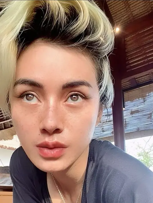 6 Potret Terbaru Dara The Virgin Pamer Rambut Pirang, Banjir Pujian  (Sumber: Instagram/darathevirgin)