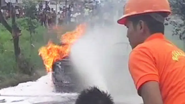 Keluar dari SPBU, Mobil Penimbun BBM Terbakar