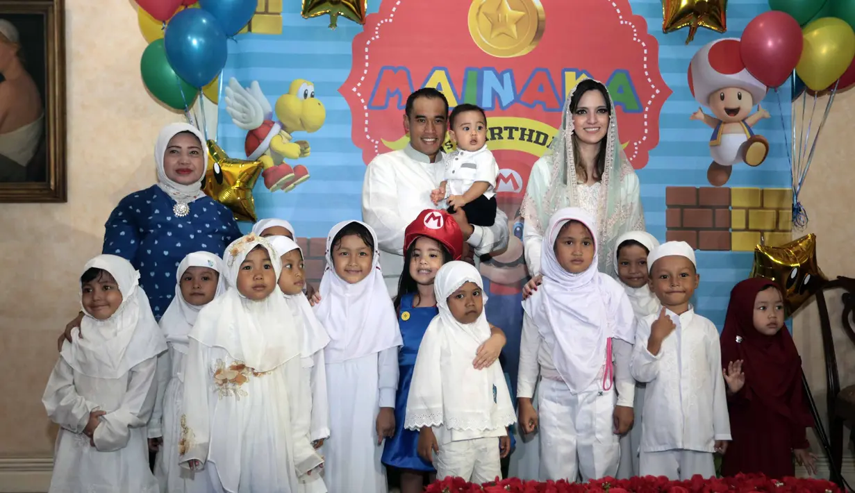 Pesta perayaan ulang tahun putra ke dua pasangan Nia Ramadhani dan Ardi Bakrie tak hanya menghadirkan tema Mario Bros. Ucap rasa syukur, mereka pun mengundang anak yatim untuk menggelar doa bersama. (Nurwahyunan/Bintang.com)