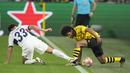 Striker Borussia Dortmund, Karim Adeyemi (kanan) berebut bola dengan gelandang PSG, Warren Zaire-Emery pada laga leg pertama semifinal Liga Champions 2023/2024 di Signal Iduna Park Stadium, Dortmund, Rabu (1/5/2024). (AP Photo/Matthias Schrader)