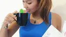 “Started my morning with@thinteadetoxtea and Yoga 🍃☕️#feelinggooood” tulis Alyssa Daguise. Tak heran jika ia memiliki tubuh mengagumkan dan perut rata seperti yang diidamkan banyak wanita. (via instagram/@alyssadaguise)