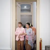 Sedangkan saat syukuran 7 bulan kehamilan, Erina menggunakan kebaya kreasi desainer Didiet Maulana. Sang desainer merancang kebaya tie dye bermotif bunga dengan detail pink dan biru. [@erinagudono]