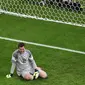 Kiper Brasil Julio Cesar, terduduk lesu di depan gawangnya. Usai Jerman mengandaskan mimpi mereka di depan pendukungnya sendiri , Brasil, Rabu (9/7/2014)  (AFP PHOTO / POOL / FRANCOIS XAVIER MARIT)