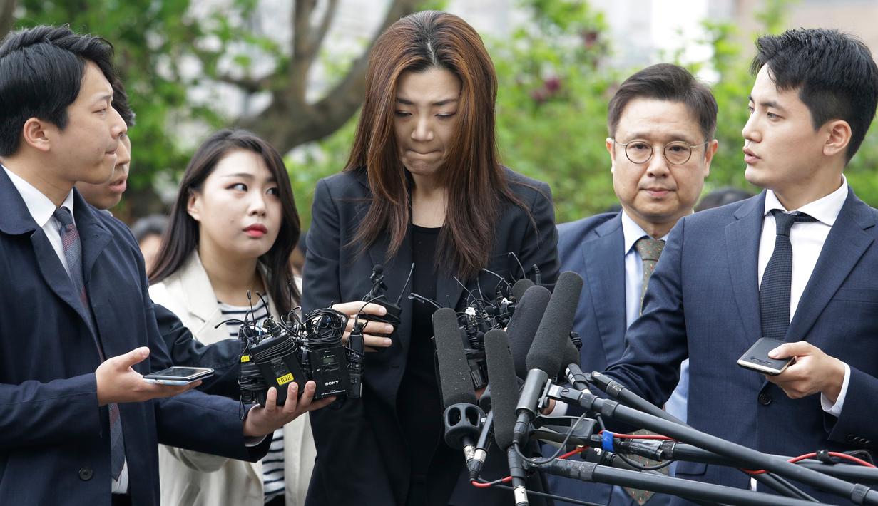 Putri bungsu bos maskapai Korea Air, Cho Hyun-min datang untuk dimintai keterangan oleh polisi di Seoul Selasa (1/5). Keluar dari sedan hitam, Cho mengulangi permintaan maafnya dengan berlinang air tanpa berkomentar lebih jauh. (AP/Ahn Young-joon)