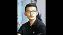 Mengenakan kacamata bingkai hitam, Rio Dewanto terlihat semakin tampan, Jakarta, Kamis (8/1/2015). (Liputan6.com/Panji Diksana)
