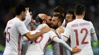 Para pemain Spanyol merayakan gol kedua ke gawang Prancis yang dicetak Gerard Deulofeu. (AFP/Christophe Simon)