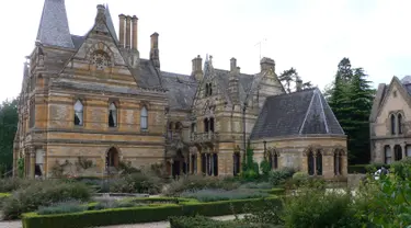 Hotel Ettington Park yang dipakai dalam film The Haunting of Hill House. Film yang membawa tema kejadian misterius di rumah ini bakal membuat anda merinding dengan latar bangunan tua yang mengerikan. (Heather Cowper / Flickr)