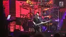 Pemain bass band beraliran metal progresif Dream Theater, John Myung menunjukkan aksinya di hari kedua JogjaRockarta International Music Festival 2017 di Stadion Kridosono, Jogjakarta, Sabtu (30/9). (Liputan6.com/Herman Zakharia)