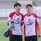 Timothy Baker dan Mathew Baker berpose setelah mengikuti sesi latihan Timnas Indonesia U-20 di Stadion Madya, Jakarta, Rabu (15/1/2025). (Bola.com/M Iqbal Ichsan)